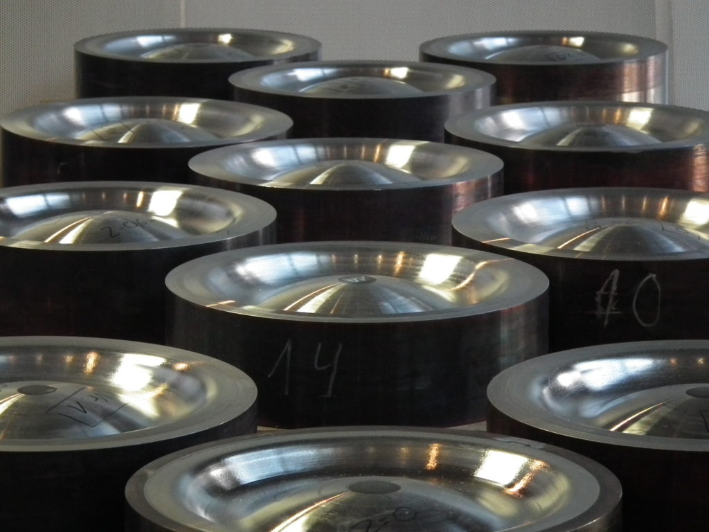 Armouring of piston tops